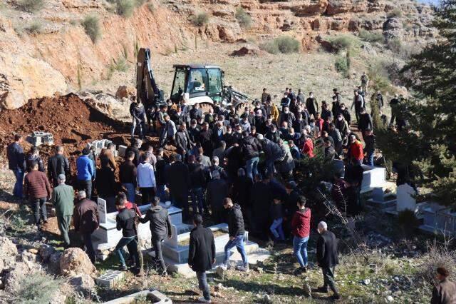 Katliam gibi kavgada hayatını kaybeden 7 kişi defnedilirken, jandarma bölgede kuş uçurtmadı