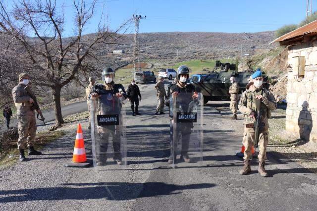 Katliam gibi kavgada hayatını kaybeden 7 kişi defnedilirken, jandarma bölgede kuş uçurtmadı