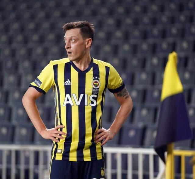 Mesut Özil'in ilk kez derbide! Oyuna dua ederek girdi