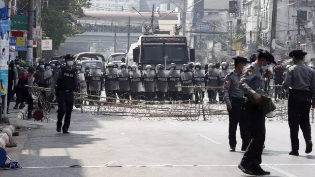 Myanmar'da darbe karşıtı eylemler sürerken, internet kapatıldı