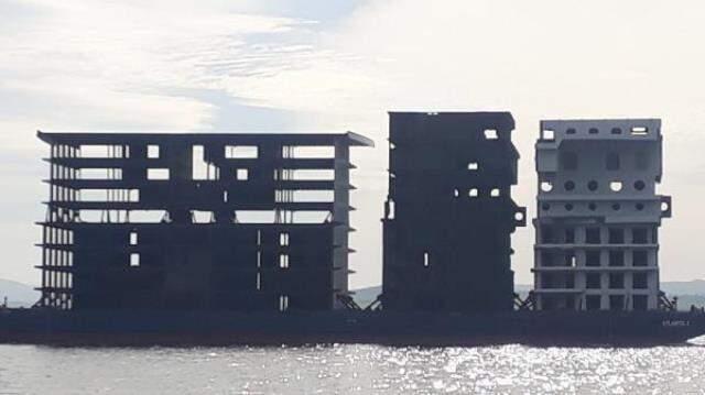 Çanakkale Boğazı'ndan 'apartman' görünümlü platform geçti