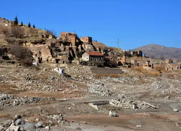 Baraj suyu çekilince, eski mezarlıktaki kafatası ve kemikler ortaya saçıldı