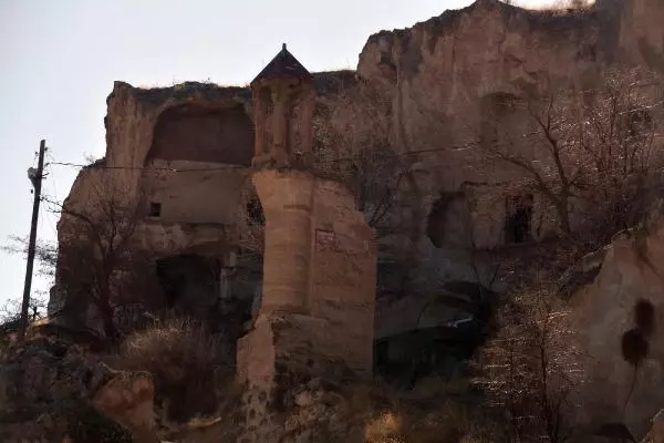 Baraj suyu çekilince, eski mezarlıktaki kafatası ve kemikler ortaya saçıldı