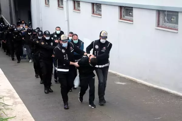 Suç örgütü lideri, polise yakalanmamak için silahlarını eşlerinin çantasında taşıyormuş