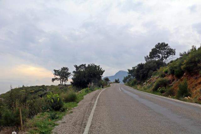 Dağ yolunda yürüyüş yapan Rus turist, silahla korkutularak gasp edildi