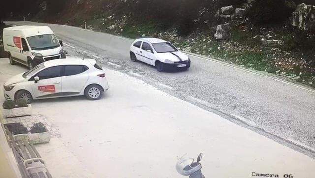 Dağ yolunda yürüyüş yapan Rus turist, silahla korkutularak gasp edildi