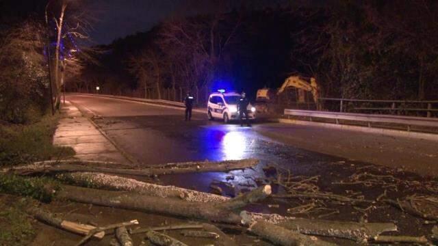 İstanbul'u fırtına vurdu! Birçok bölgede evlerin çatılar uçtu