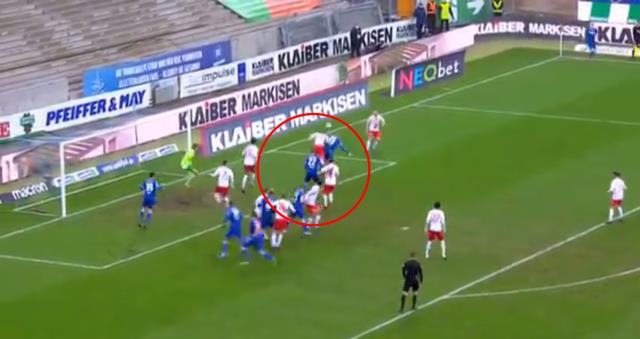Karlsruhe'li futbolcuların korner taktiği sosyal medyaya damga vurdu