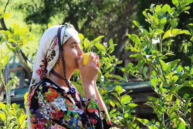 Ünlü manken tüm mal varlığını satıp köye yerleşmişti; ağlaya ağlaya köy hayatını bıraktı