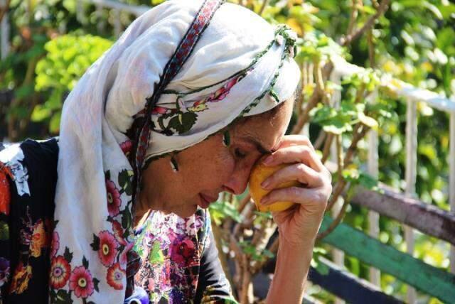 Ünlü manken tüm mal varlığını satıp köye yerleşmişti; ağlaya ağlaya köy hayatını bıraktı