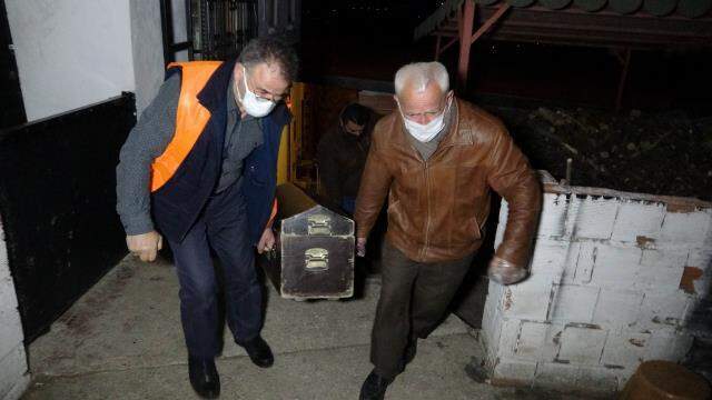 Eve ayakkabıyla girdiği için kızdığı ağabeyini bıçaklayarak öldürdü Eve ayakkabıyla girdiği için kızdığı ağabeyini bıçaklayarak öldürdü