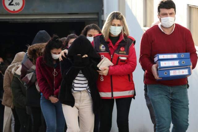 Günlük cirosu 1 milyon lira olan jigolo çetesi işsiz vatandaşı 'Sabaha kadar birlikte olmak istiyorum' yalanıyla kandırdı