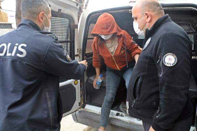 'Krize girdim' yalanıyla sürücüleri gasp eden sevgililer, kovalamaca sonunda yakalandı 'Krize girdim' yalanıyla sürücüleri gasp eden sevgililer, kovalamaca sonunda yakalandı