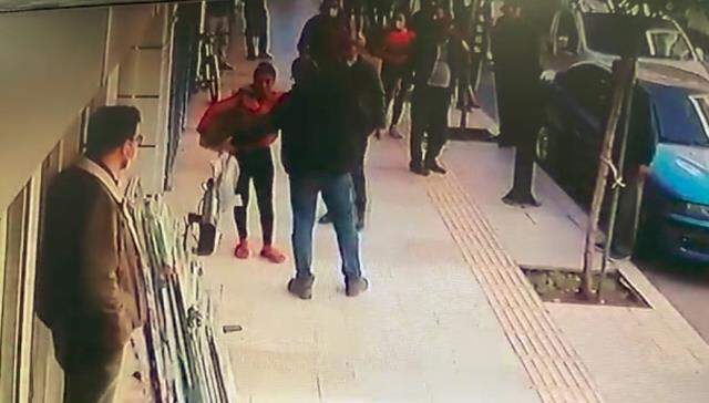 Antalya'da ilginç olay! Balkondan atlayan kadının altında kalmaktan saniyelerle kurtuldu Antalya'da ilginç olay! Balkondan atlayan kadının altında kalmaktan saniyelerle kurtuldu