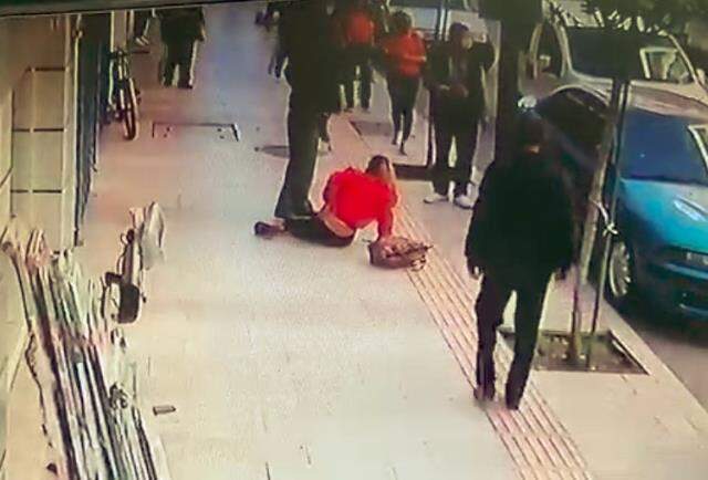 Antalya'da ilginç olay! Balkondan atlayan kadının altında kalmaktan saniyelerle kurtuldu Antalya'da ilginç olay! Balkondan atlayan kadının altında kalmaktan saniyelerle kurtuldu