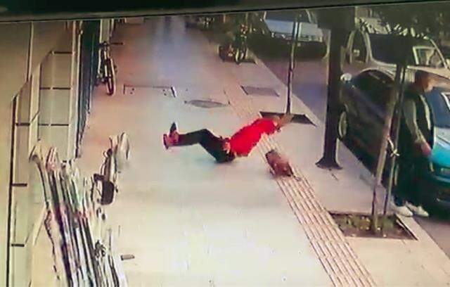 Antalya'da ilginç olay! Balkondan atlayan kadının altında kalmaktan saniyelerle kurtuldu Antalya'da ilginç olay! Balkondan atlayan kadının altında kalmaktan saniyelerle kurtuldu