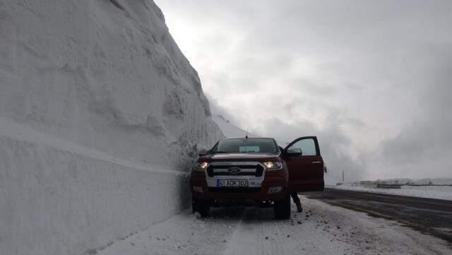 Ardahan'ı Artvin'e Bağlayan Sahara Geçidi'nde 5 metrelik kar kütlesi