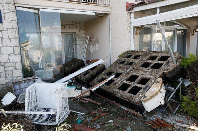 Başkan Soyer, hortumun vurduğu bölgede: Akla hayale gelmeyecek bir tabloyla karşı karşıyayız Başkan Soyer, hortumun vurduğu bölgede: Akla hayale gelmeyecek bir tabloyla karşı karşıyayız