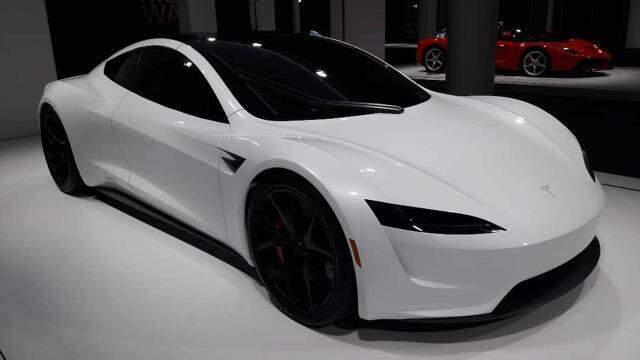 Elon Musk, Tesla Roadster modeli aracını uçurmayı planlıyor