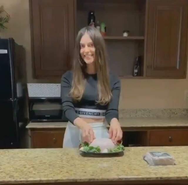 FETÖ'cü Enes, milyarder sevgilisi Ariana Rockefeller'a 'maklube' yaptırdı