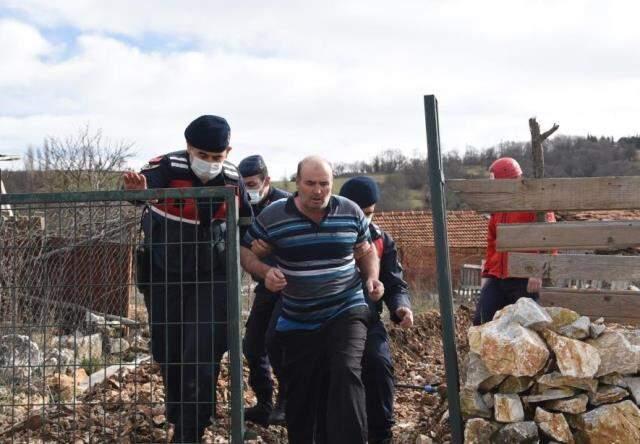 İntihar girişiminde bulundu, kendisini ikna eden polislerden maske istedi İntihar girişiminde bulundu, kendisini ikna eden polislerden maske istedi