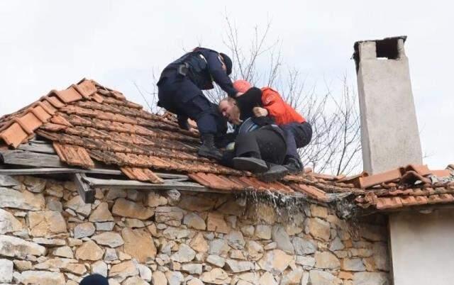 İntihar girişiminde bulundu, kendisini ikna eden polislerden maske istedi İntihar girişiminde bulundu, kendisini ikna eden polislerden maske istedi