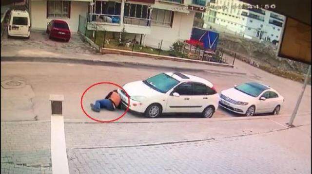 İşe gitmek için kaldırımda beklerken, başkasına düzenlenen silahlı saldırıda öldü İşe gitmek için kaldırımda beklerken, başkasına düzenlenen silahlı saldırıda öldü