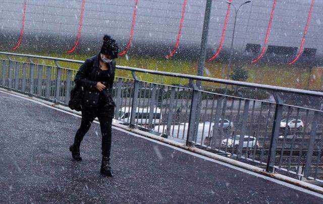 Meteoroloji'den İstanbul'da başlayan kar yağışıyla ilgili yeni açıklama: 5 gün boyunca devam edecek Meteoroloji'den İstanbul'da başlayan kar yağışıyla ilgili yeni açıklama: 5 gün boyunca devam edecek
