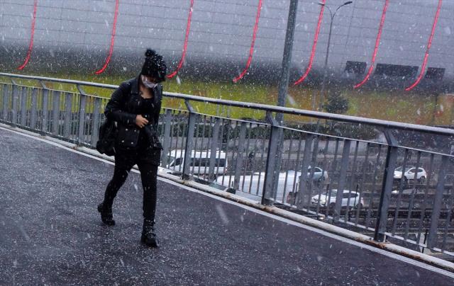 Son Dakika! Sıcaklık 15 derece birden düştü, uyarıların ardından İstanbul'da kar yağışı başladı