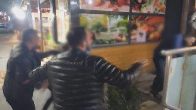 Sultangazi'de fuhuş iddiası ortalığı karıştırdı; Sokakta birbirlerine girdiler Sultangazi'de fuhuş iddiası ortalığı karıştırdı; Sokakta birbirlerine girdiler