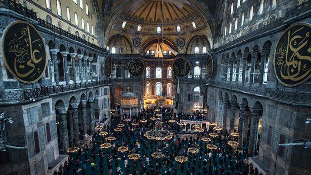 Ayasofya Camii yeni çehresiyle hayran bıraktı