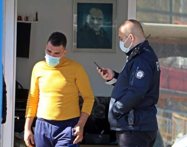 Ceza yiyeceğini düşünüp ağlayan kuryeye polis şefkati Ceza yiyeceğini düşünüp ağlayan kuryeye polis şefkati
