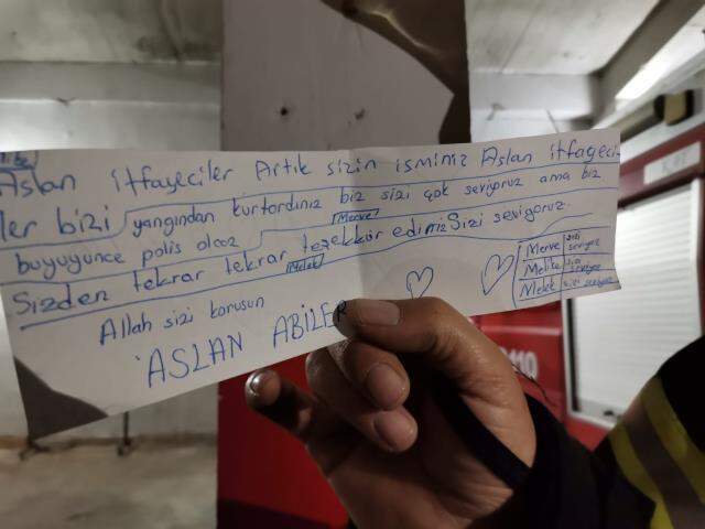 Çocuklardan itfaiyecilere tebessüm ettiren not: 'Aslan itfaiyeciler' Çocuklardan itfaiyecilere tebessüm ettiren not: 'Aslan itfaiyeciler'