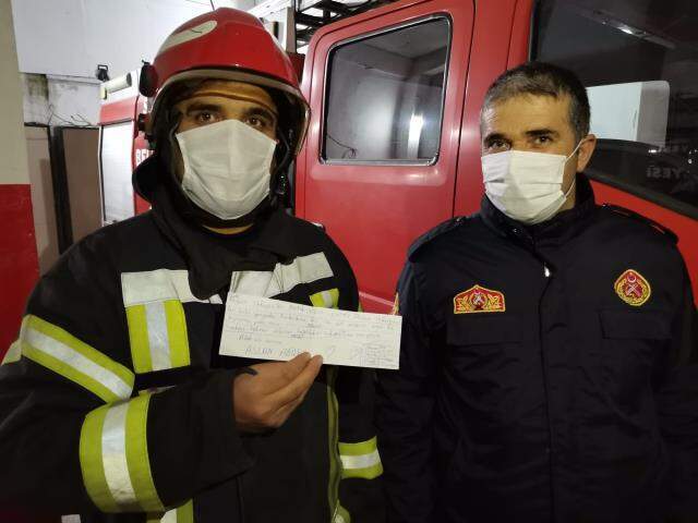 Çocuklardan itfaiyecilere tebessüm ettiren not: 'Aslan itfaiyeciler' Çocuklardan itfaiyecilere tebessüm ettiren not: 'Aslan itfaiyeciler'