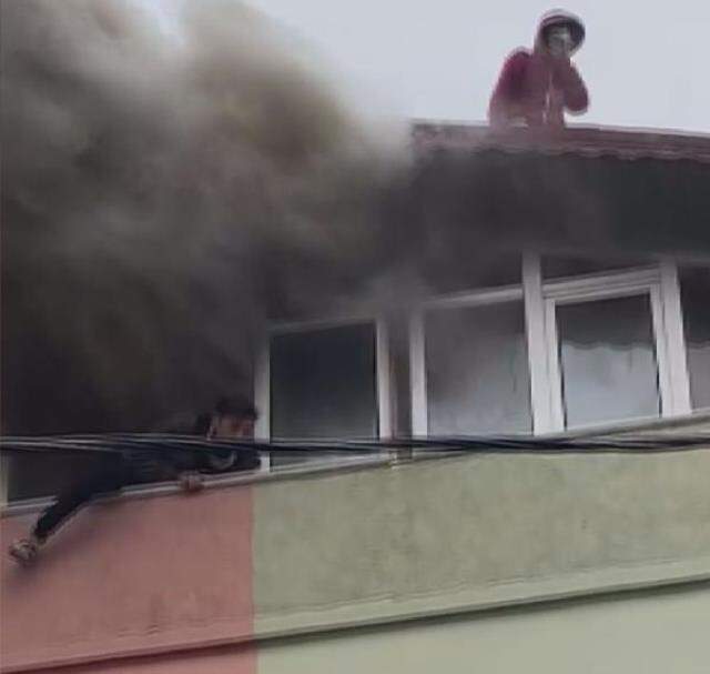 İstanbul'da iki kuzen alevlere teslim olan daireden son anda kurtarıldı İstanbul'da iki kuzen alevlere teslim olan daireden son anda kurtarıldı