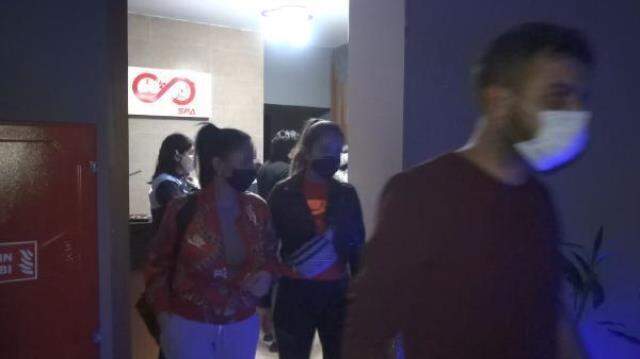 Masaj salonu baskınında ceza yağdı! Nereye kaçacaklarını şaşırdılar Masaj salonu baskınında ceza yağdı! Nereye kaçacaklarını şaşırdılar