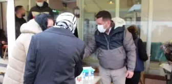 Esenyurt'ta ihtiyaç sahibi çocuklara ayakkabı dağıtıldı