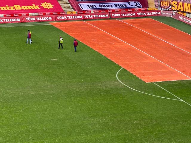 G.Saray-Kasımpaşa maçına kısa bir süre kala Türk Telekom Stadı'nın zemininde bozulmalar oluştu