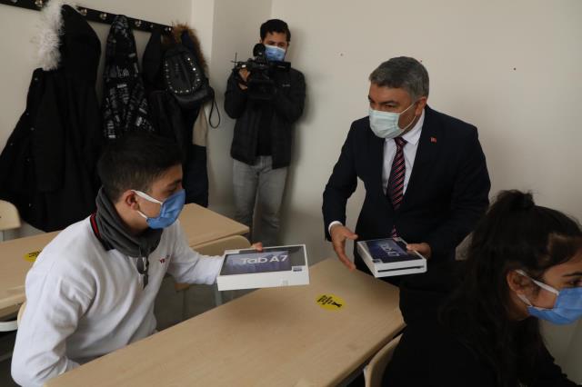 'Atom karınca' lakaplı belediye başkanı, ilçedeki 10 bin öğrenciye tablet dağıtımına başladı