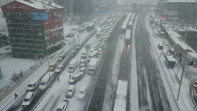 İstanbul'da kar yeniden bastırdı, iş çıkışı trafik kilitlendi