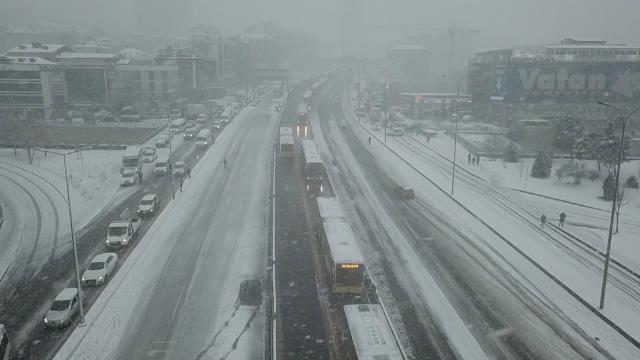İstanbul'da kar yeniden bastırdı, iş çıkışı trafik kilitlendi