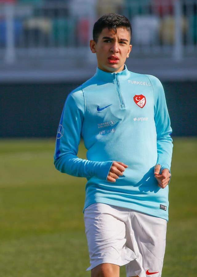 Şehit Fethi Sekin'in futbolcu oğlu Burak Tolunay Sekin, Galatasaray'da oynamak istiyor Şehit Fethi Sekin'in futbolcu oğlu Burak Tolunay Sekin, Galatasaray'da oynamak istiyor