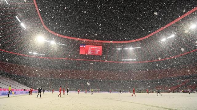 Bayern-Bielefeld maçının ilk yarısında kardan bembeyaz olan saha, ikinci yarıda temizlenerek eski haline getirildi