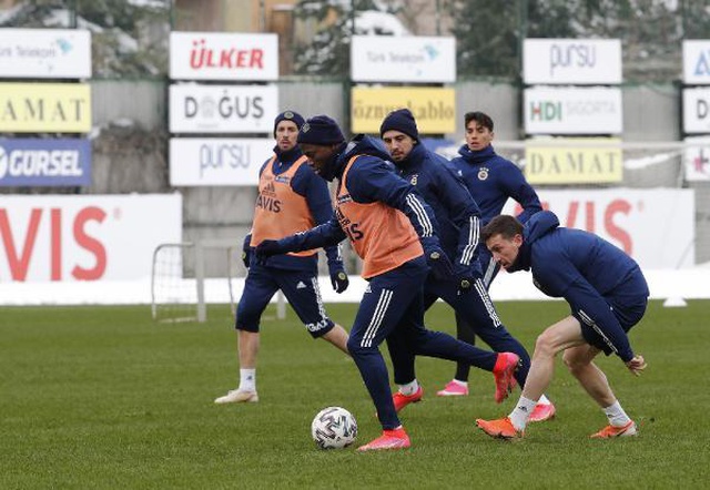 Fenerbahçe'de sakatlığı geçen Dimitris Pelkas takımla çalıştı Fenerbahçe'de sakatlığı geçen Dimitris Pelkas takımla çalıştı