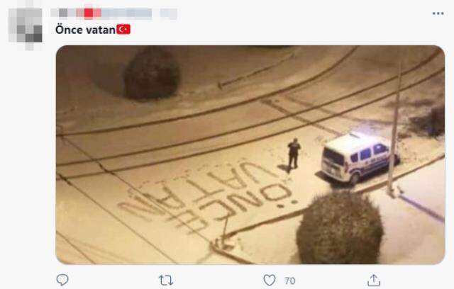 Polis memuru karla kaplı yola 'Önce Vatan' yazdı! Görüntü sosyal medyada beğeni rekoru kırdı Polis memuru karla kaplı yola 'Önce Vatan' yazdı! Görüntü sosyal medyada beğeni rekoru kırdı