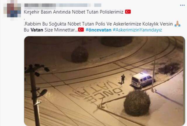 Polis memuru karla kaplı yola 'Önce Vatan' yazdı! Görüntü sosyal medyada beğeni rekoru kırdı Polis memuru karla kaplı yola 'Önce Vatan' yazdı! Görüntü sosyal medyada beğeni rekoru kırdı