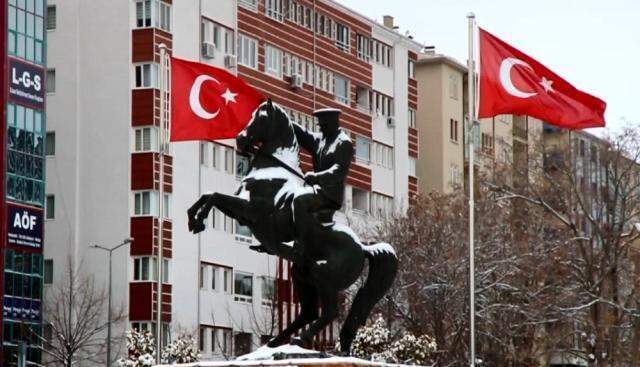 Polis memuru karla kaplı yola 'Önce Vatan' yazdı! Görüntü sosyal medyada beğeni rekoru kırdı Polis memuru karla kaplı yola 'Önce Vatan' yazdı! Görüntü sosyal medyada beğeni rekoru kırdı