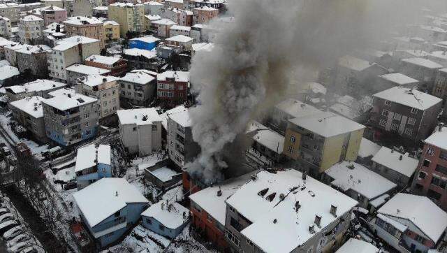 Ataşehir'de yangın çıkan bir evden gelen patlama sesleri mahalleliyi tedirgin etti Ataşehir'de yangın çıkan bir evden gelen patlama sesleri mahalleliyi tedirgin etti