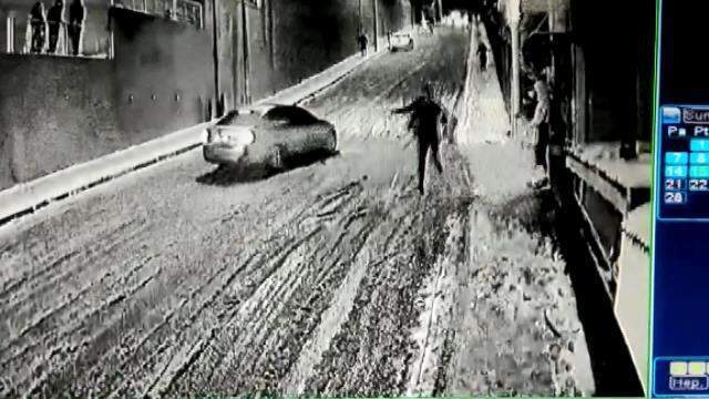 Bir anne babanın en zor anı! Kayan araçtaki çocuklarını kurtarma çabaları kamerada Bir anne babanın en zor anı! Kayan araçtaki çocuklarını kurtarma çabaları kamerada