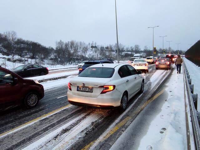 İstanbul'u etkisi altına alan kar, eziyete dönüştü! Trafik yoğunluğu %70'i geçti